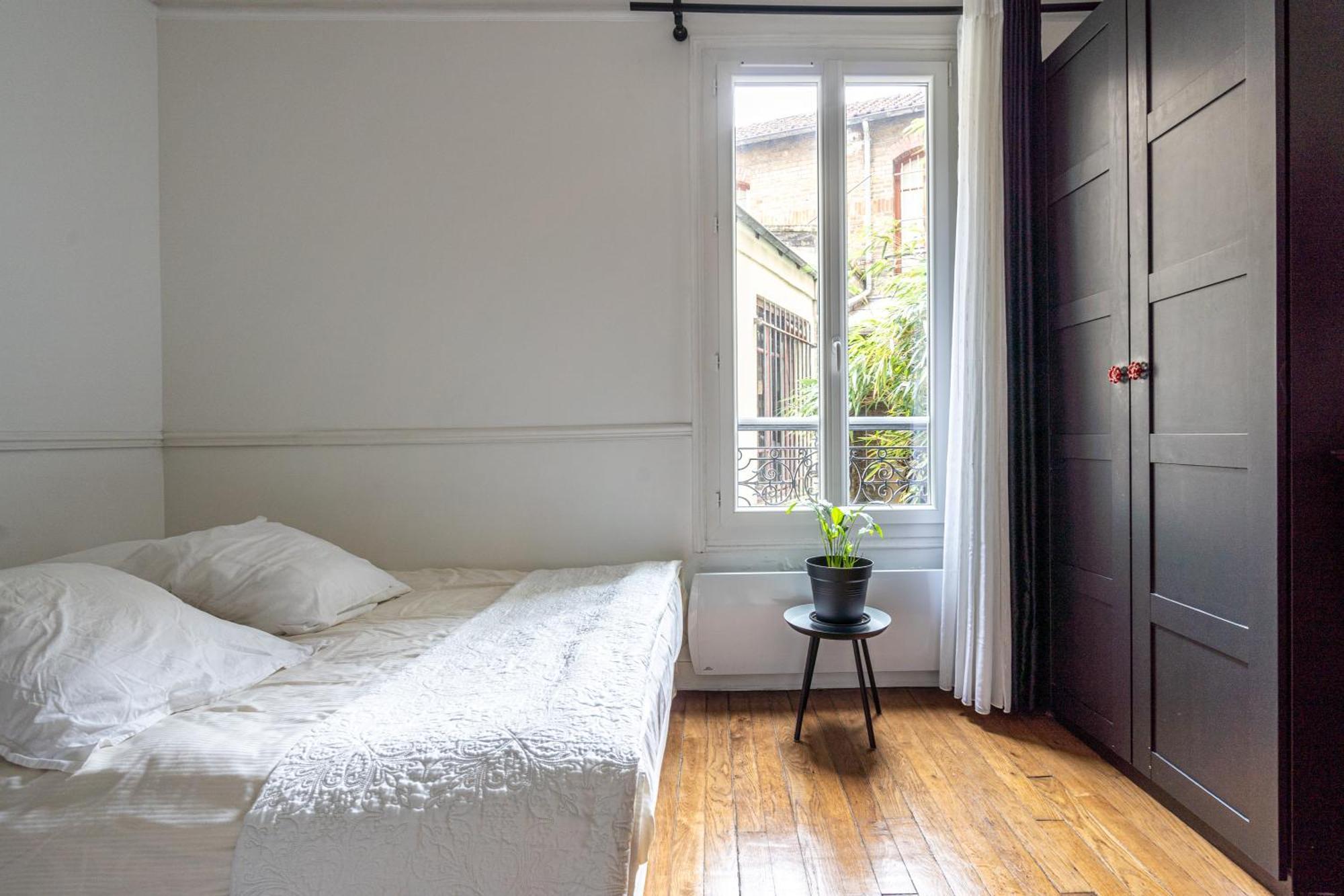 Au Marche Aux Puces De Ouen Homestay